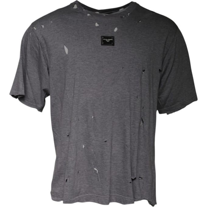 Versleten T-shirt met gescheurde details