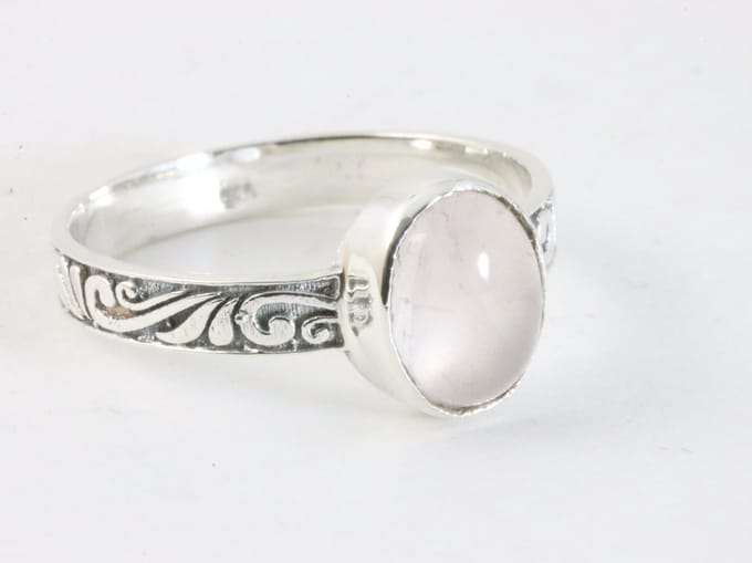 Fijne bewerkte zilveren ring met rozenkwarts - maat 16.5