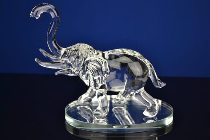 Luxe Kristallen Olifant op Schaal – Krachtig en Elegant Design