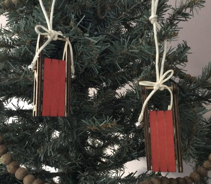 Set van 2 - houten slee hout - rood - kersthanger - kerstboomhanger - winterhanger - sneeuwhanger