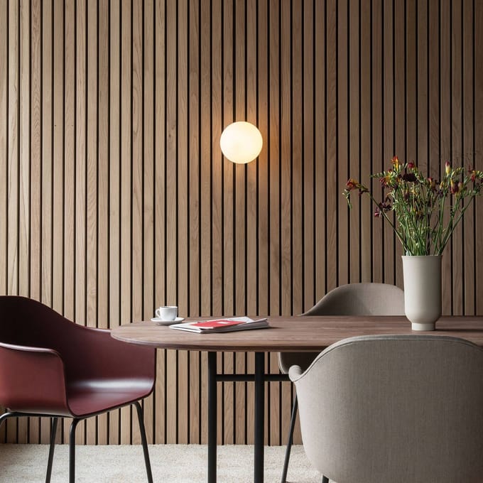 Audo TR Plafond- en Wandlamp Geborsteld Messing met Mat Opalen Lamp