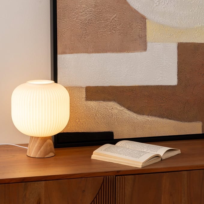 Tafellamp van geribbeld glas en hout TRAVIS