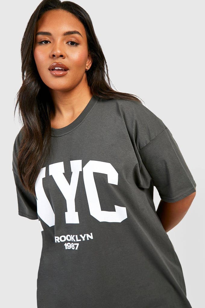 boohoo Dames Plus Nyc Oversized T-shirt | Houtskool | Maat: 46