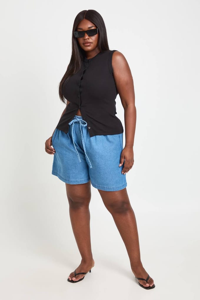 boohoo Dames Plus Chambray Boxy Flippy Short | Mid Wash | Maat: 20