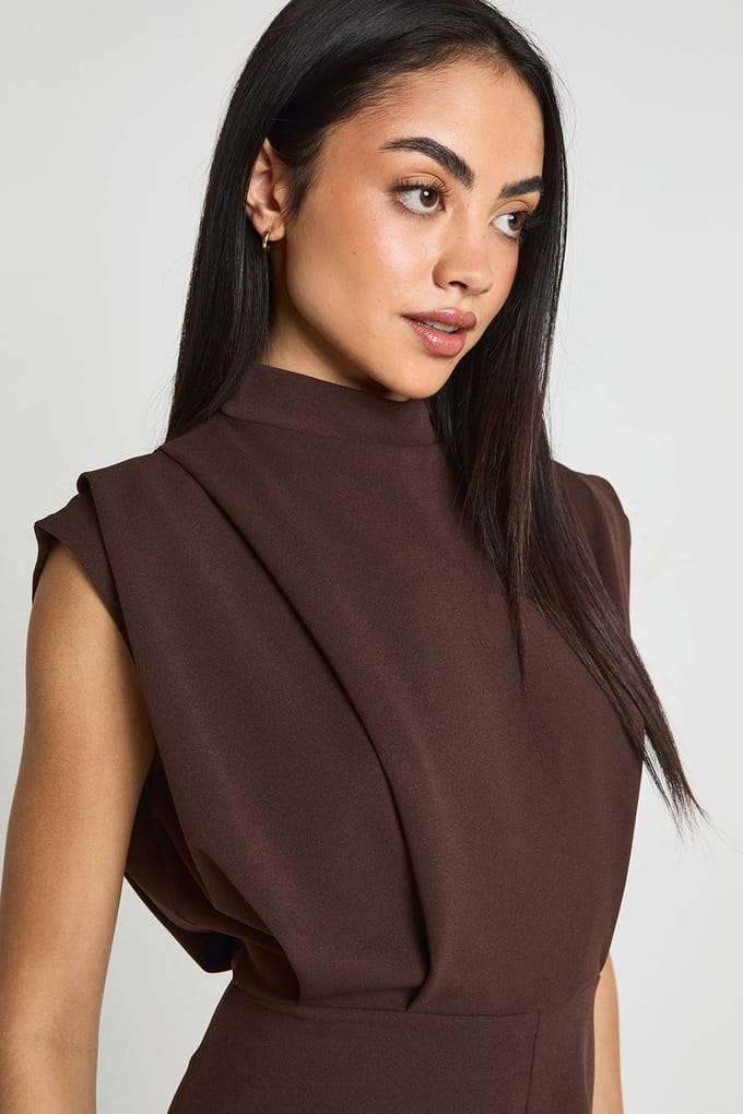 boohoo Dames Getailleerde Playsuit Met PlooiDetail | Chocoladebruin | Maat: 36