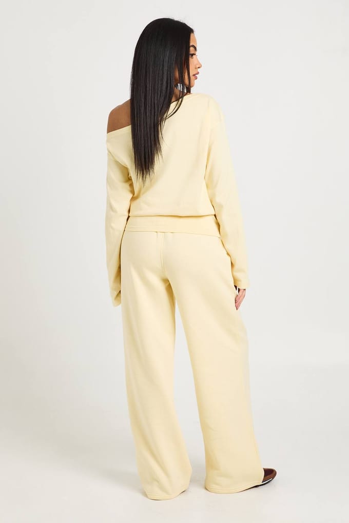 boohoo Dames Tracksuit met Getailleerde Taille en Off-Shoulder Rechte Pijpen | Boter | Maat: Large