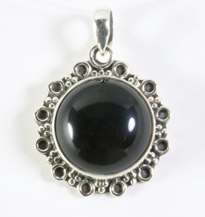 Ronde bewerkte zilveren hanger met onyx