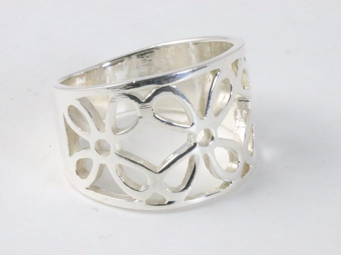 Brede opengewerkte zilveren ring met bloemen motief - maat 17