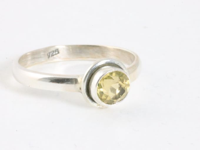 Fijne ronde zilveren ring met citrien - maat 17