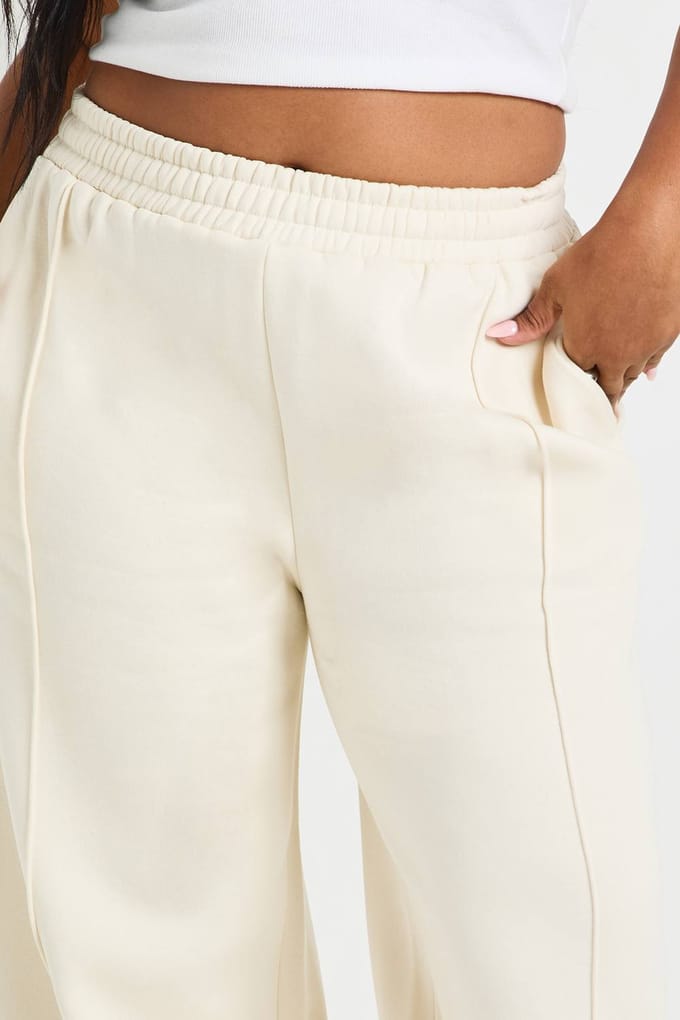 boohoo Dames Plus Core Basic jogger met pintuckdetail en rechte pijpen | Ecru | Maat: 16