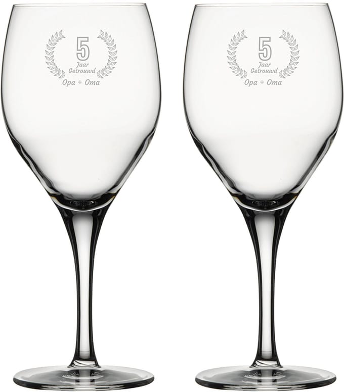 Gegraveerde set rode wijnglazen 42,5cl Opa + Oma 5 jaar getrouwd