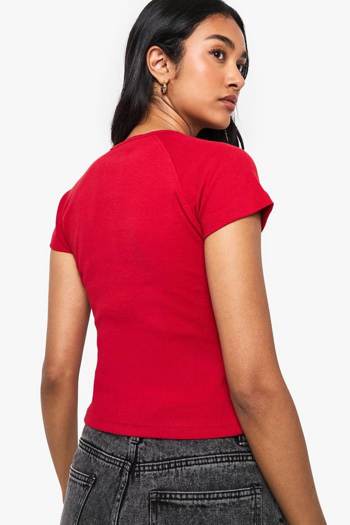 boohoo Dames Geribbelde top met knoopdoorloop en capmouw Top | Rood | Maat: 38