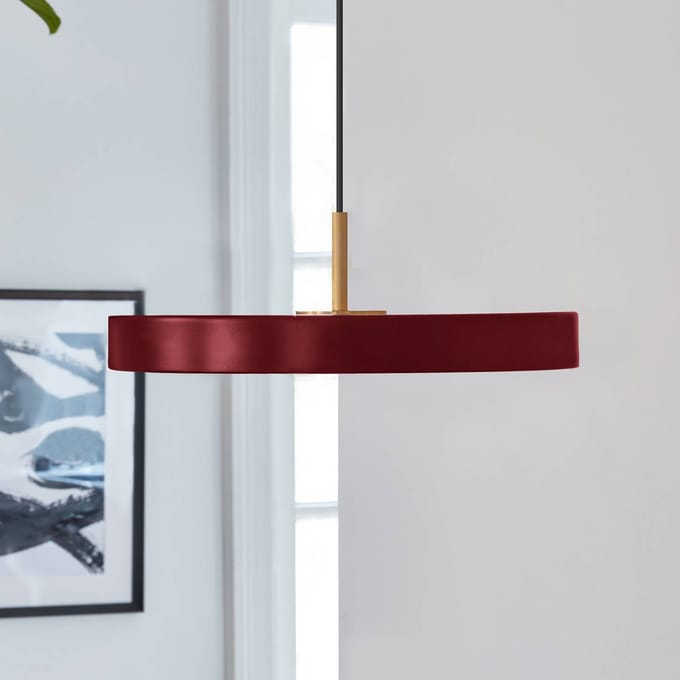 UMAGE LED hanglamp Asteria Mini, robijnrood/messing, Ø 31 cm
