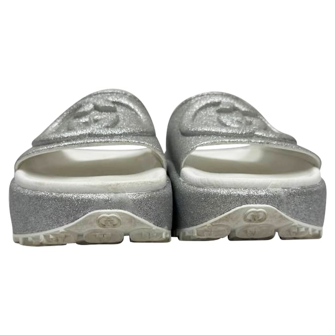 Gucci GG Logo Glanzende Slippers in Zilver Rubber