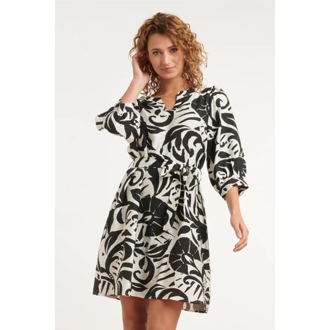 Smashed Lemon Zwart-witte jurk met grafische print en ceintuur |