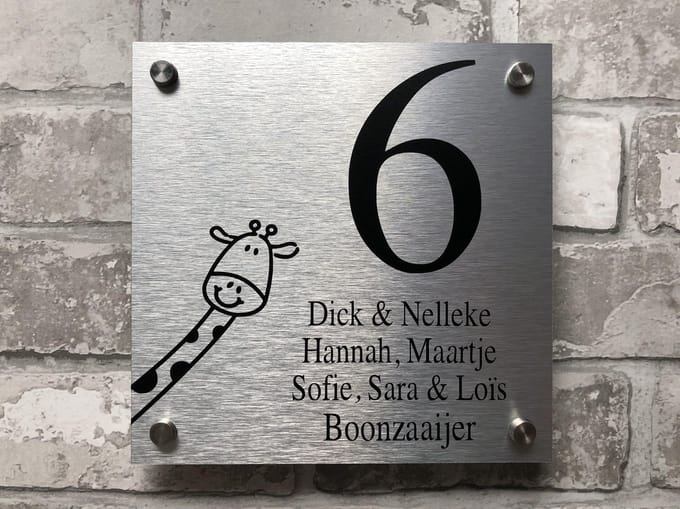 Naambordje voordeur met een giraffen nek