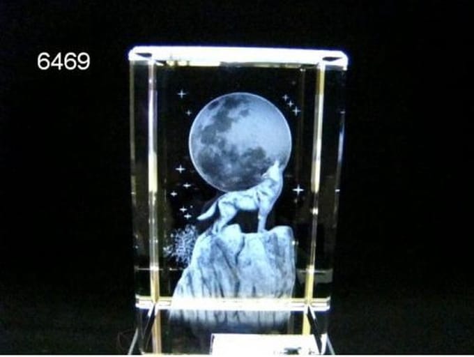 Glasblokje Wolf op Rots 3D – Lasergravure – Cadeauverpakking 8 cm
