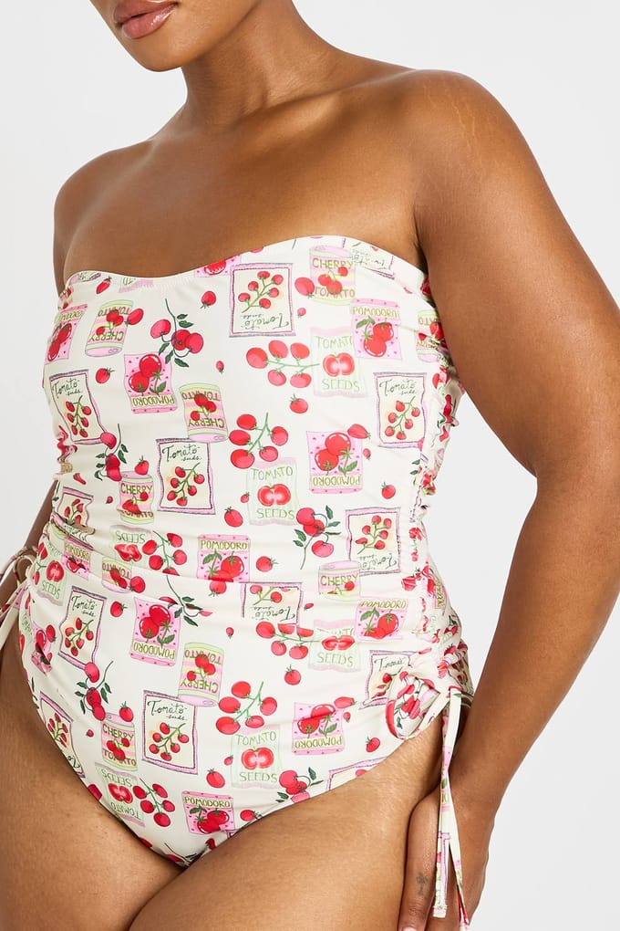 boohoo Dames Plus Tomatenprint Gerimpeld Bandeau Badpak | Creme | Maat: 46