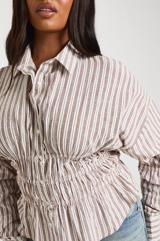 boohoo Dames Plus Pinstripe Poplin Shirt met Gerimpelde Taille | Steen | Maat: 48
