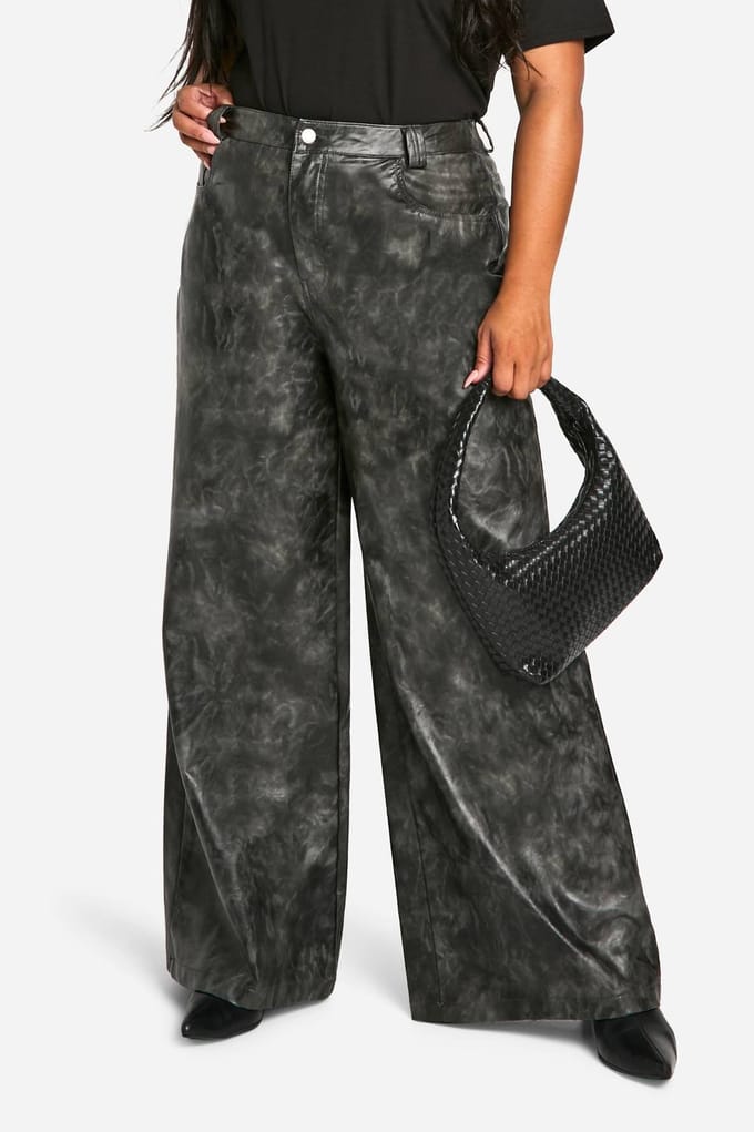 boohoo Dames Plus Washed Faux Leather Wide Leg Trouser | Black | Maat: 16