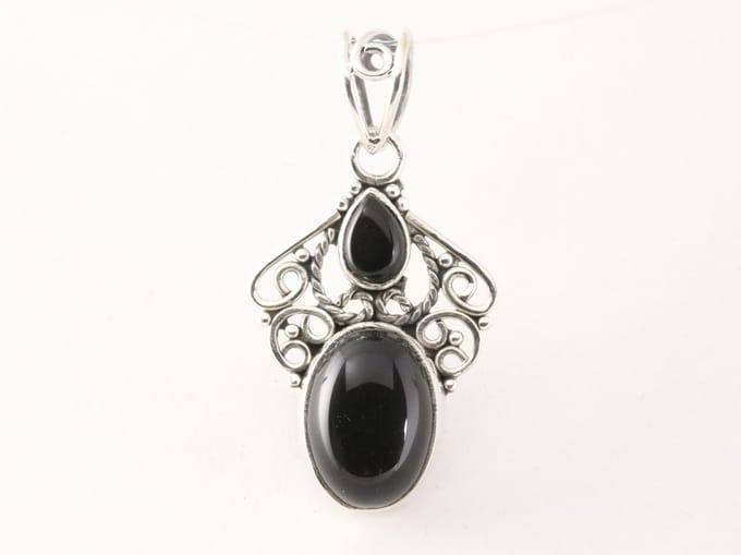 Opengewerkte zilveren hanger met onyx
