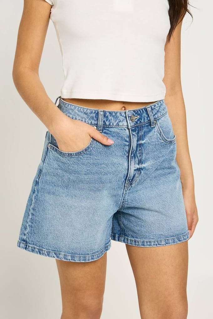 boohoo Dames Petite Denim Mom Short | Acid Wash Light Blue | Maat: 16