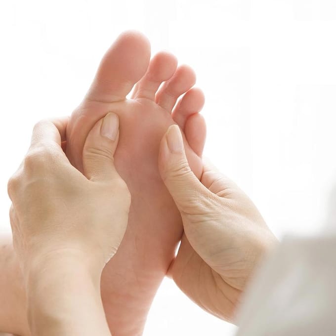 Massage hydratant pour les pieds bio Phutawan, soulage les pieds et les muscles fatigués après le travail, Plai & Eucalyptus, 100 g. 100 g. orange