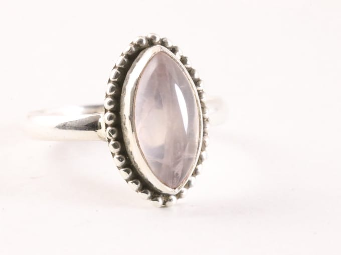 Fijne bewerkte zilveren ring met rozenkwarts - maat 16.5