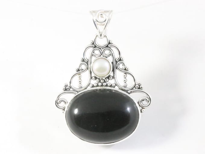 Opengewerkte zilveren hanger met onyx en parel