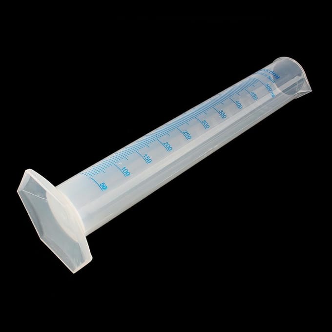 Tube de test de liquide d'essai de laboratoire gradué en plastique de 500 ml gray