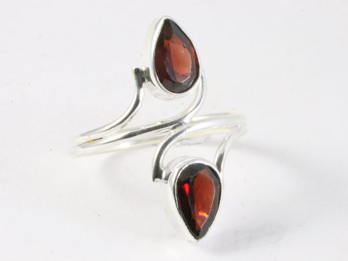 Fijne zilveren ring met granaat - maat 20