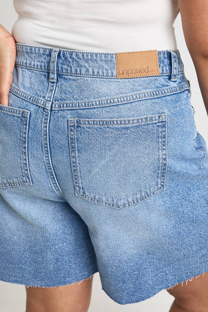 boohoo Dames Plus-maat Bermuda denimshort | Acid Wash Light Blue | Maat: 26