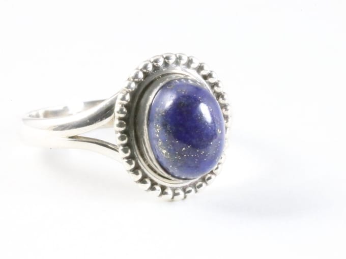 Bewerkte zilveren ring met lapis lazuli - maat 17.5