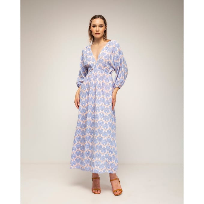Geprinte jurk met elastische taille, V-hals en V-rug en vetersluiting