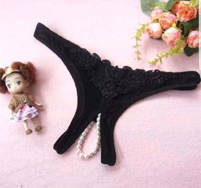 Zwarte G-string met parels