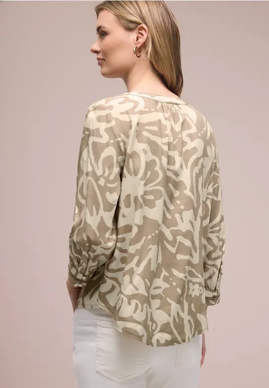 Blouse met 3/4 mouwen en getapete details