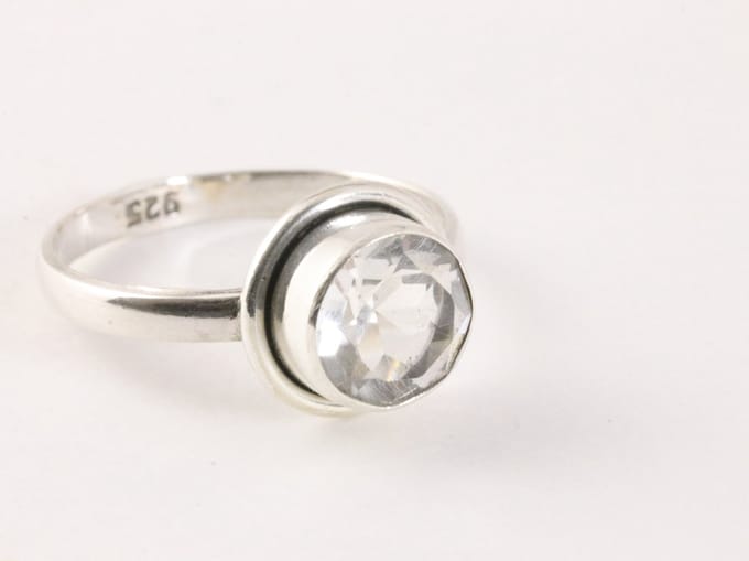 Fijne ronde zilveren ring met bergkristal - maat 15.5