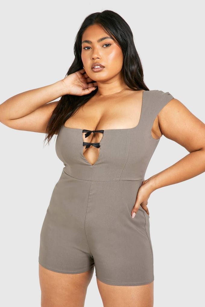 boohoo Dames Plus Playsuit met Cap Mouwen en Mini Strik | Taupe | Maat: 52