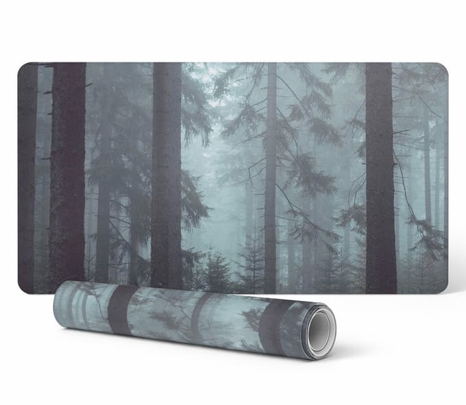 Antislip bureauonderlegger met mistig naaldbosmotief, 90x45 cm