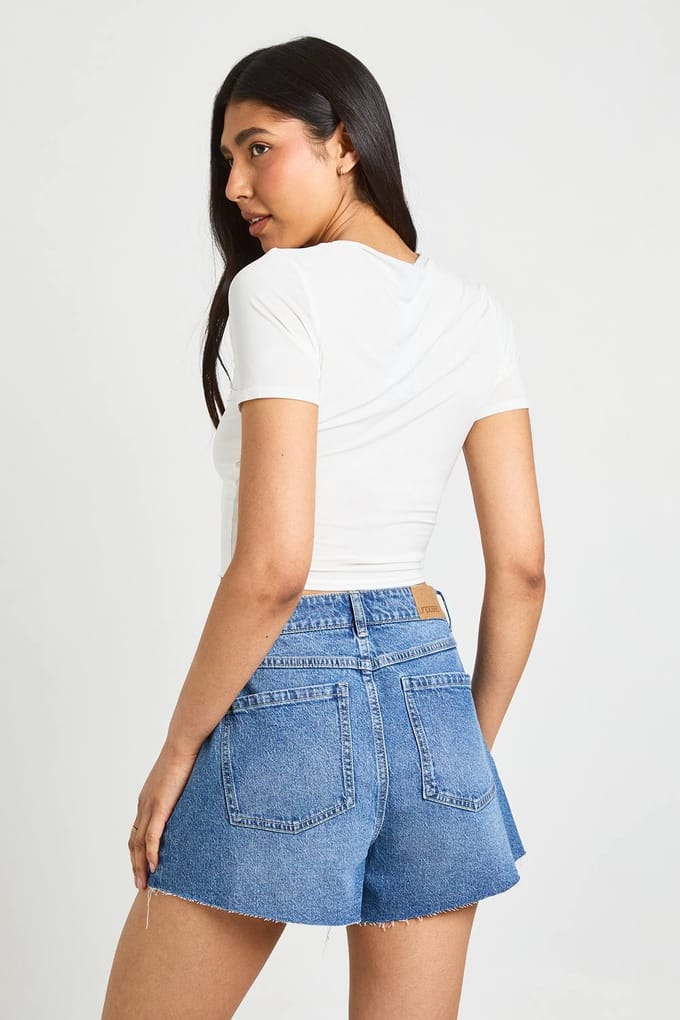 boohoo Dames Lang Raw Hem Denim Short | Medium Gebleekt | Maat: 42