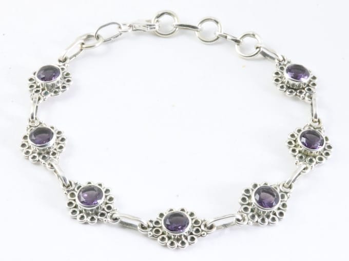 Bewerkte zilveren armband met amethist