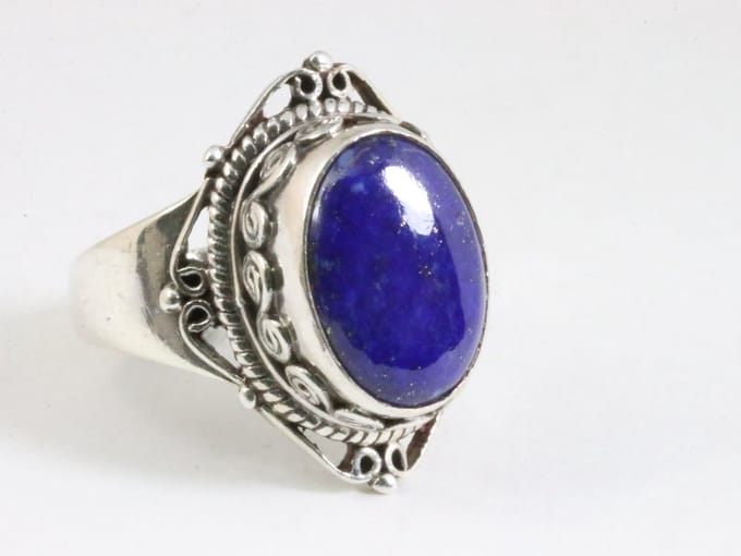 Zware bewerkte zilveren ring met lapis lazuli - maat 18.5