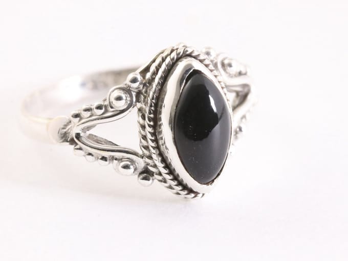 Fijne bewerkte zilveren ring met onyx - maat 20