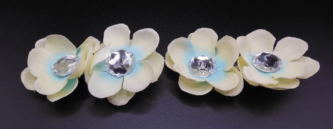 2 roosjes klein met duckklem cremekleur-lichtblauw met diamant 2x