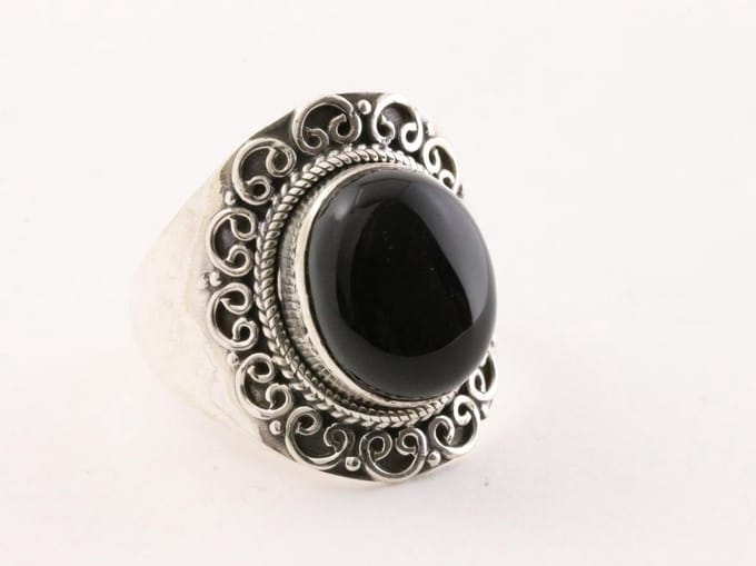 Bewerkte zilveren ring met onyx - maat 17.5