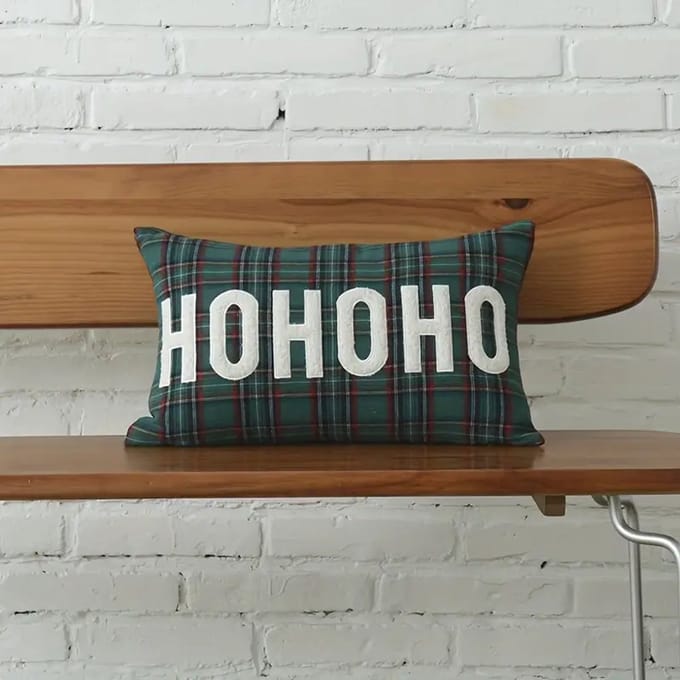 Kussenhoes Kerst ruitjes groen met wit fluffy tekst HoHoHo 30x50