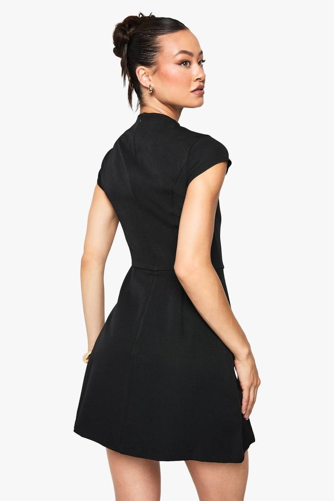 boohoo Dames Lange hoge hals gestructureerde getailleerde mini-jurk | Zwart | Maat: 46