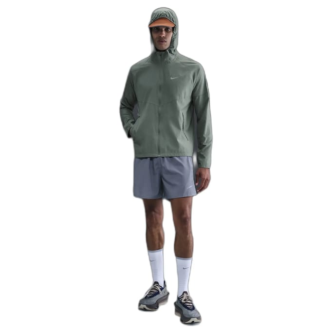 Nike repel miler windrunner jack in de kleur groen.