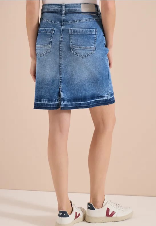 Knielange denim rok met riemdetail