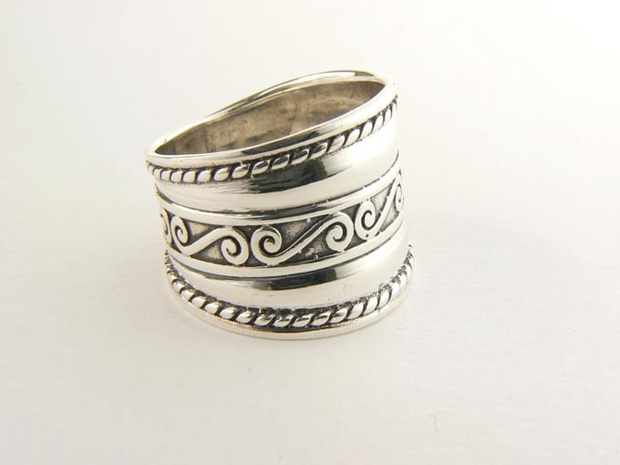 Hoogglans zilveren ring met fantasiegravering - maat 20